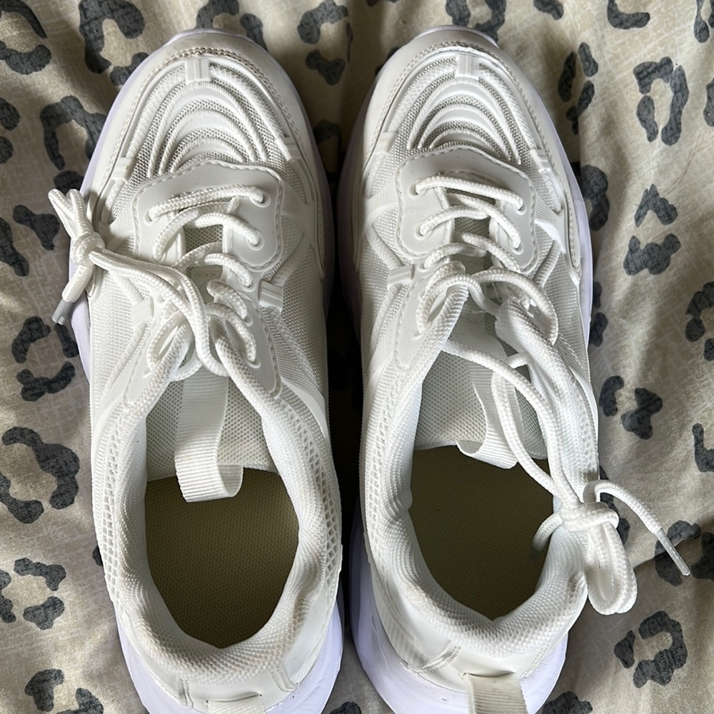 White Tennis shoes